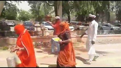 हाथों में लड्डू, अमर ज्योति जलाकर अस्पताल से ले गए बच्चे की "आत्मा"! ... देखें वीडियो