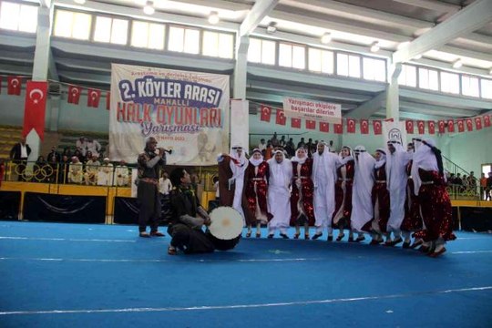 Şanlıurfa'da köyler arası halk oyunları yarışması renkli görüntülere sahne oldu