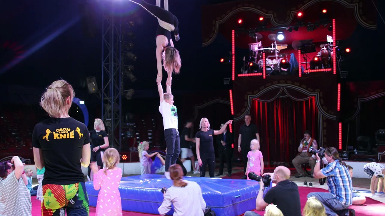 Ukrainische Artisten unterrichten Kinder und Jugendliche in der Circus-Schule von Louis Knie