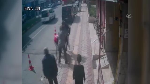 Son dakika haber | Türk Kızılay görevlisine yumruklu saldırı kamerada