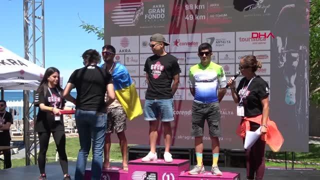 SPOR Rus ve Ukraynalı sporcular madalya töreninde birlikte poz verdi