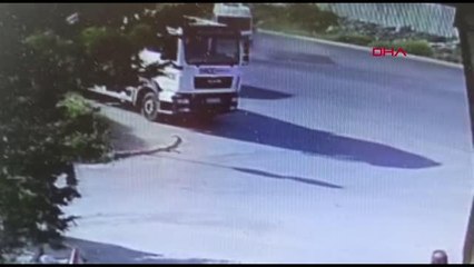 İSTANBUL-ESENYURT'TA SERVİS MİNİBÜSÜ KAZA YAPTI; 7 YARALI