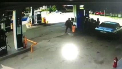 HAFİF TİCARİ ARACIN POMPAYA ÇARPARAK DEVRİLMESİ KAMERADA