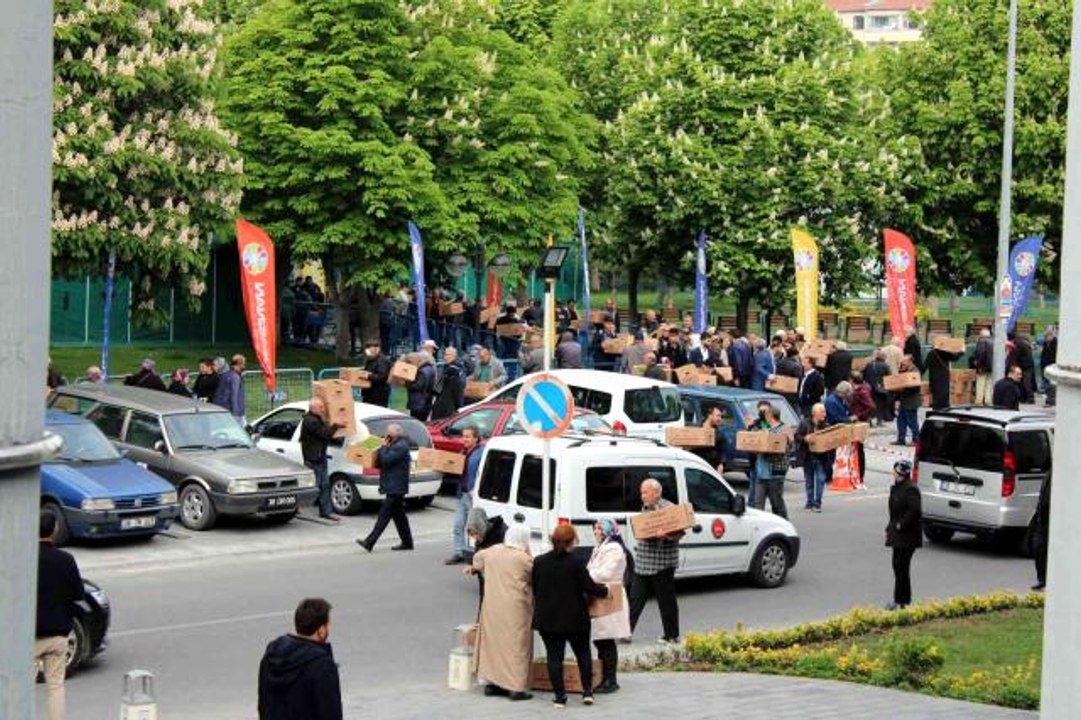 Organik domates fidesi almak için metrelerce kuyruk oluşturdular