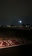 Un avion de ligne a dû interrompre sa manoeuvre d'atterrissage pour éviter de heurter un appareil qui circulait sur la piste de l'aéroport de Mexico - VIDEO