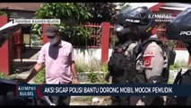 Aksi Sigap Polisi Bantu Dorong Mobil Mogok Pemudik