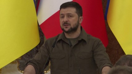 بيع سترة صوفية لزيلينسكي بـ 90 ألف جنيه إسترليني بحفل لجمع التبرعات لأوكرانيا