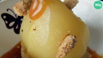 Poire pochée farcie avec une compotée de pommes, caramel et crumble aux noisettes