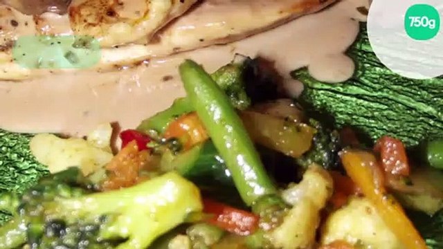Filet de poulet, sauce aux poivres, petits légumes poêlés