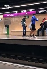 Detinguda una dona per agredir dos vigilants de seguretat a una estació de metro a Badalon (1)