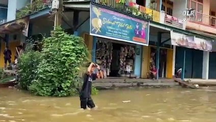 Gelar Patroli Monitoring Banjir, Kapolsek Kota Baru Beserta Anggotanya Bantu Evakuasi Kendaraan Warga