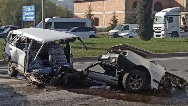 Otobüsün çarptığı otomobil ikiye bölündü