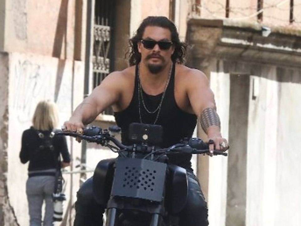 Bad Boy auf dem Bike: So lässig zeigt sich Jason Momoa am "Fast X"-Set