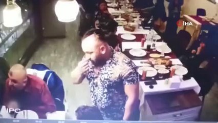 Polis memurunun kendisine saldıran şahsa 6 el silahla ateş ettiği kavganın güvenlik kamerası görüntüleri ortaya çıktı