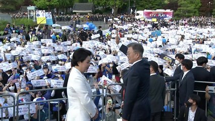 [현장영상+] 노래로 문 대통령 환송하는 지지자들 / YTN