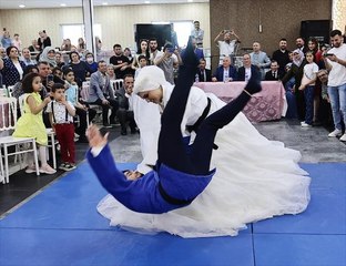 GELİN, NİKAHTA 'EVET' DEMEDEN ÖNCE KENDİSİ GİBİ JUDOCU DAMADI YERDEN YERE VURDU