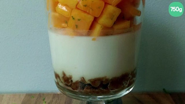 Verrine de panna cotta coco et mangue fraîche au citron vert