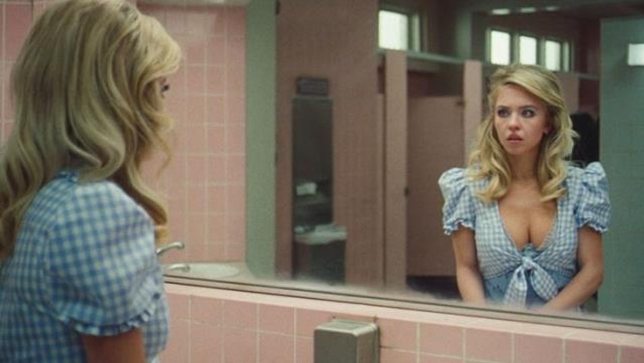 Ünlü oyuncu Sweeney'e kırmızı halıda mide bulandıran taciz! Kameramanların "Bize göğüslerini göster" sözleri çileden çıkardı