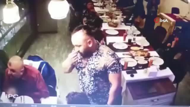 Polis memurunun kendisine saldıran şahsa 6 el silahla ateş ettiği kavganın güvenlik kamerası görüntüleri ortaya çıktı