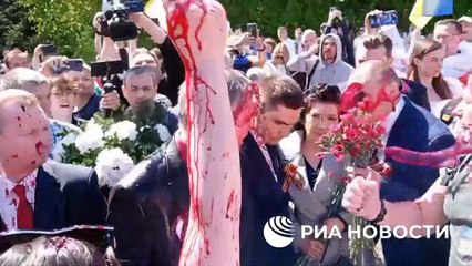 Rocían con pintura roja al embajador ruso en Varsovia