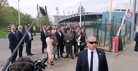 Prvá dáma USA Jill Bidenová pri prehliadke hraničného priechodu vo Vyšnom Nemeckom