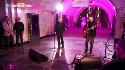 U2 visita Ucrania y ofrece un pequeño concierto en una estación de metro