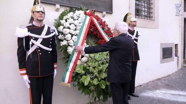 Moro, Mattarella depone corona di fiori in via Caetani