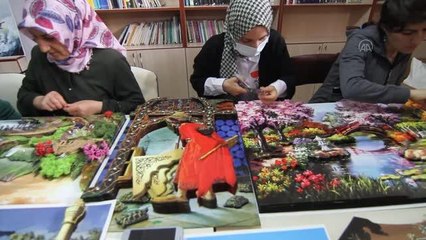 Rölyef tekniğiyle resimler kadınların ellerinde canlanıyor