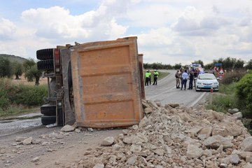 Kilis-Hatay kara yolunda devrilen hafriyat yüklü kamyon ulaşımı aksattı