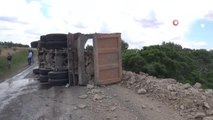 Kilis'te hafriyat kamyonu devrildi, yol 1.5 saat trafiğe kapandı