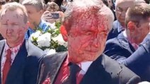 Rus büyükelçiye anma töreni sırasında şoke eden protesto! Yüzüne kırmızı boya atıldı, neye uğradığını şaşırdı