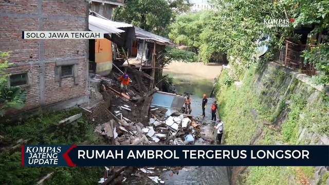 Rumah Ambrol Tergerus Longsor