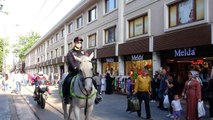 Trafiğe kapalı caddelerin güvenliği atlı polislere emanet