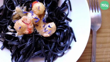 Pâtes noires aux Saint-Jacques et au safran faciles