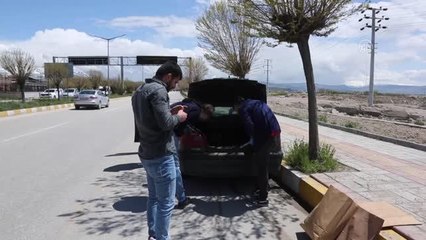 Düzensiz göçmen taşıyan minibüs "dur" ihtarına uymayarak polisi yaraladı