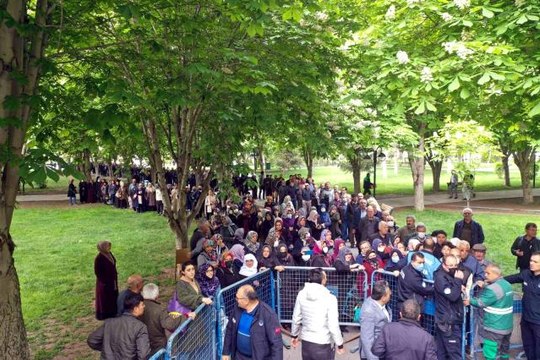 Her şey bedava fide almak için! Geceden sıraya giren vatandaşlar uzun kuyruklar oluşturdu