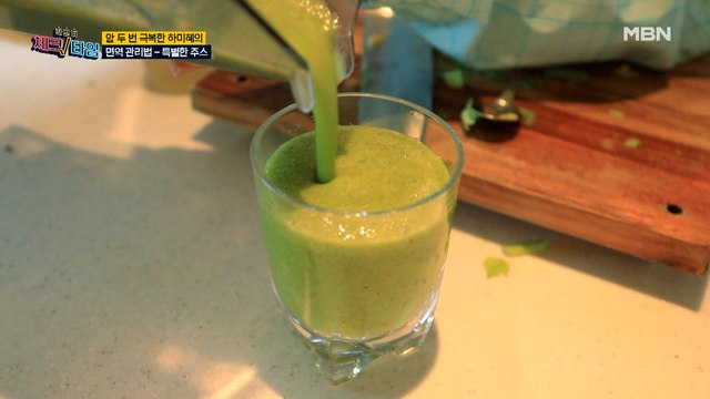 건강한 재료는 다 넣었다! 보기만 해도 건강해지는 특별한 초록 주스의 정체는?