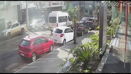 Câmera flagra colisão que deixou jovem gravemente ferido na Rua Juscelino Kubistchek