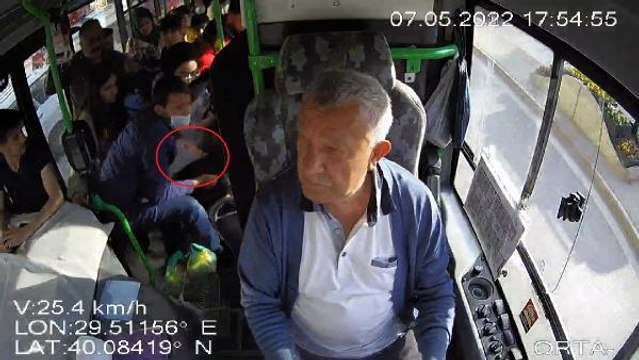 OTOBÜS ŞOFÖRÜ RAHATSIZLANAN YOLCUYU HASTANEYE YETİŞTİRDİ, O ANLAR KAMERADA