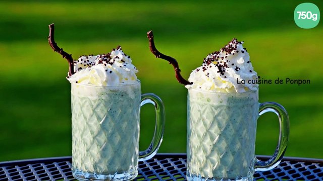 Milk shake à la banane, pistache et spiruline