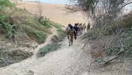 बदमाशों को पकड़ने के लिए एसपी पहुंचे बीहड़, चलाया सर्च अभियान