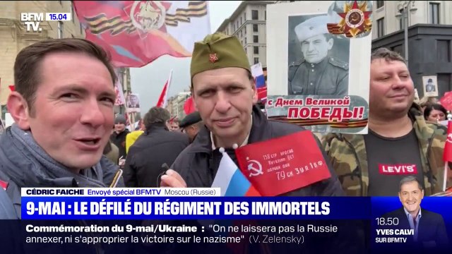 Les descendants des soldats russes morts pendant la 2nde Guerre mondiale leur rendent hommage au défilé du régiment des immortels