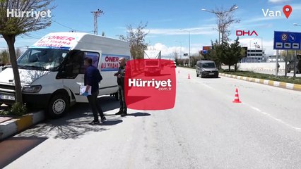 Kaçak göçmenleri taşıyan minibüs 'sert kayaya' çarptı