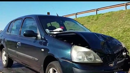 Clio e Sandero se envolvem em acidente no viaduto de acesso ao Bairro XIV de Novembro
