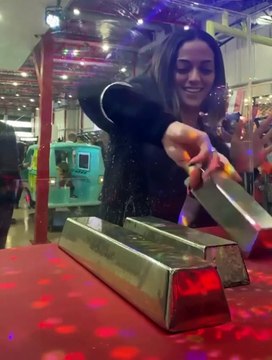 Cette femme réussit à extraire 3 lingots d'or extrêmement durs à faire passer dans un minuscule trou