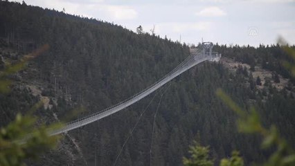 DOLNİ MORAVA - 721 metre uzunluğundaki asma köprü Çek Cumhuriyeti'nde kapılarını açtı