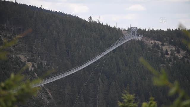 DOLNİ MORAVA - 721 metre uzunluğundaki asma köprü Çek Cumhuriyeti'nde kapılarını açtı