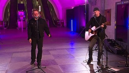 Cantante de U2, Bono, da un concierto en el metro de Kiev