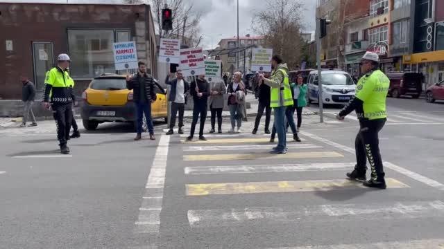 Üniversite öğrencilerinden trafikte farkındalık eylemi