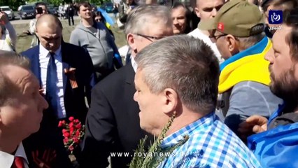 سفير روسيا لدى بولندا يتعرض للرش بمادة حمراء في يوم النصر